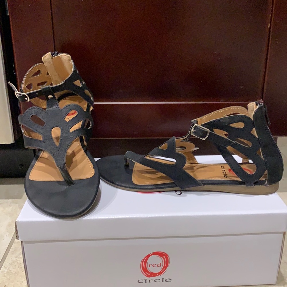 RED CIRCLE SIZE 6.5 BLACK SANDALS